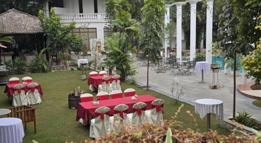 Club Denovo Hotell Butwal Exteriör bild