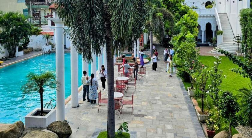 Club Denovo Hotell Butwal Exteriör bild