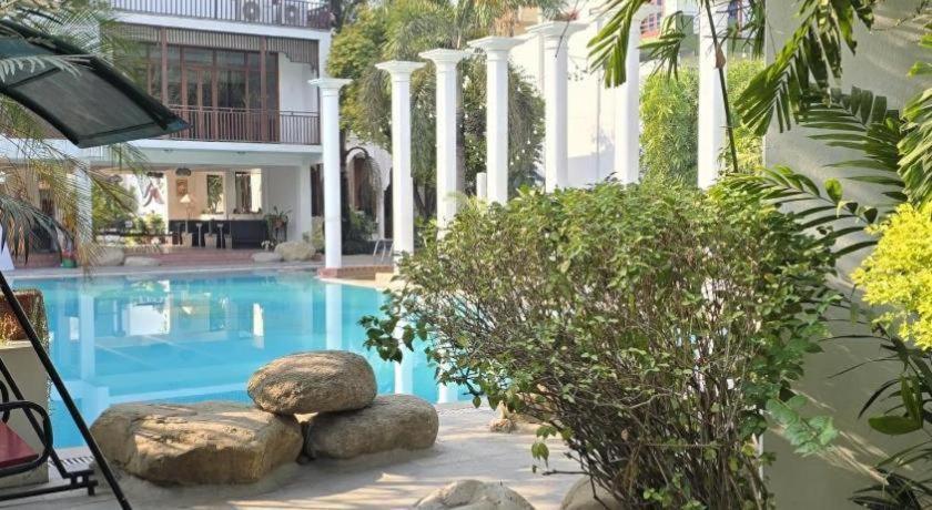 Club Denovo Hotell Butwal Exteriör bild