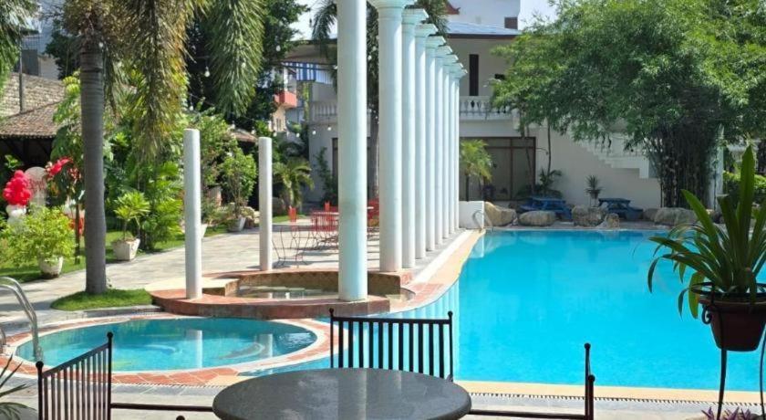 Club Denovo Hotell Butwal Exteriör bild