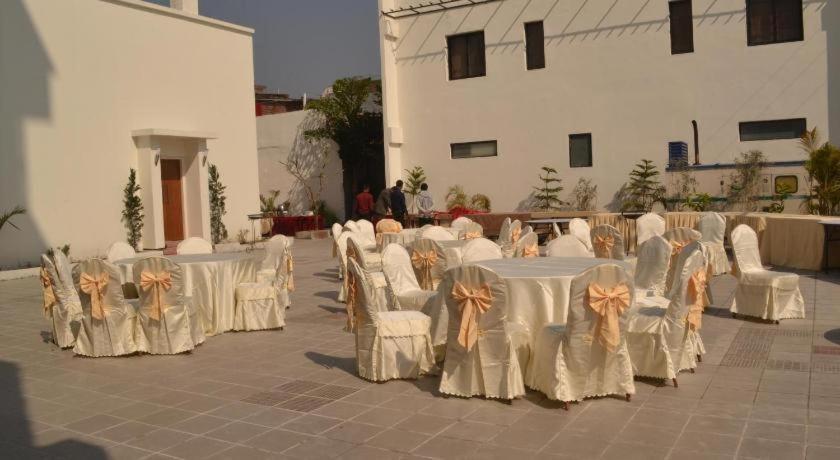 Club Denovo Hotell Butwal Exteriör bild