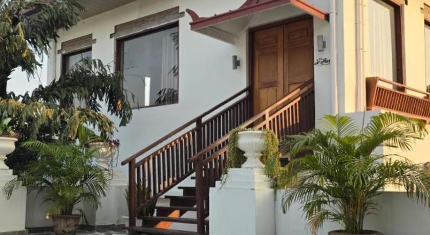 Club Denovo Hotell Butwal Exteriör bild