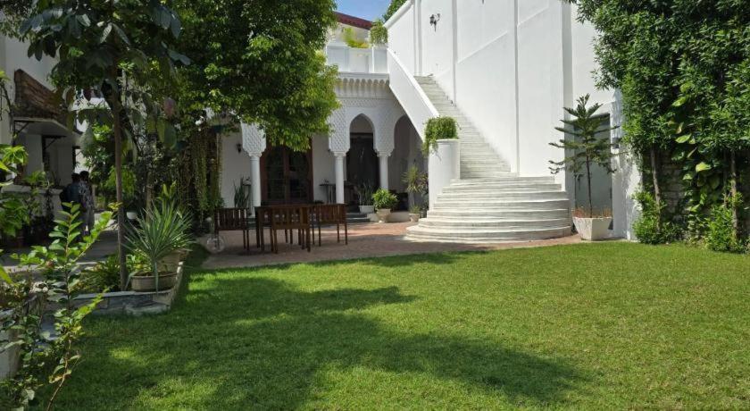 Club Denovo Hotell Butwal Exteriör bild