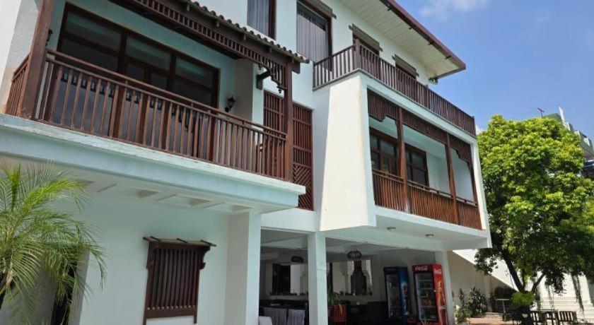 Club Denovo Hotell Butwal Exteriör bild