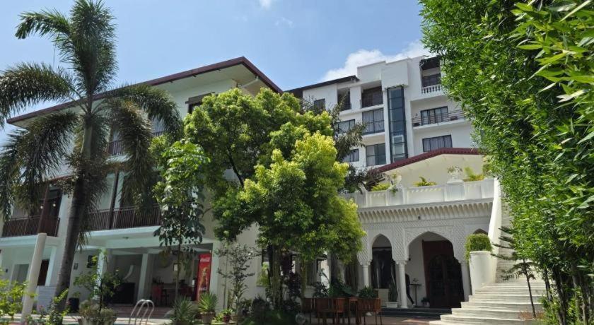 Club Denovo Hotell Butwal Exteriör bild