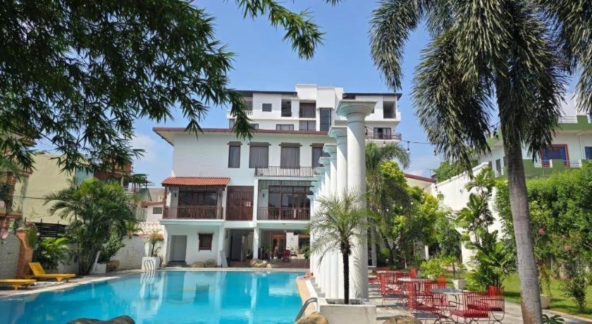 Club Denovo Hotell Butwal Exteriör bild